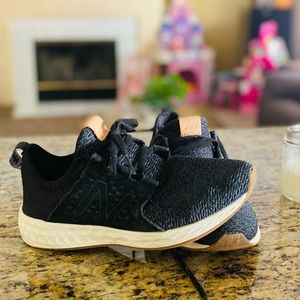 New balance sneakers, only worn twice. Too small for me so i’m selling.